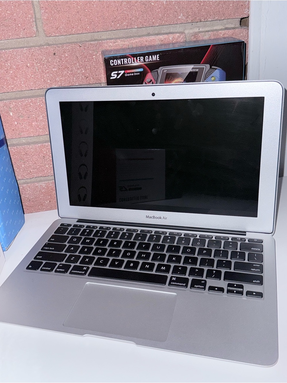 Apple MacBook Air 2015 128GB - Silver Aluminum Laptop with Black Keyboard